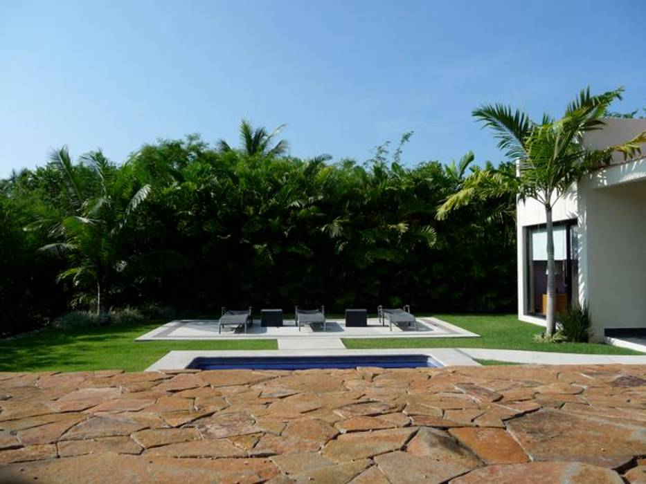 Villa in Nuevo Vallarta, Tropical America landscaping Tropical America landscaping Jardines modernos Plantas y flores
