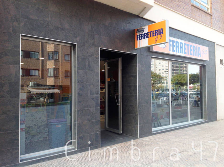 Proyecto y dirección de obra de la ferretería nes, en el g-3 burgos reforma de local comercial en burgos proyecto de local comercial en burgos diseño de local comercial en burgos, Cimbra47 Cimbra47 Mediterranean style gym