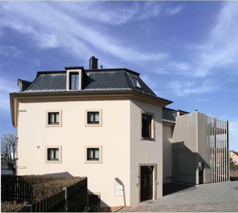 Ansicht Innenhof mit Anbau homify Moderne Häuser