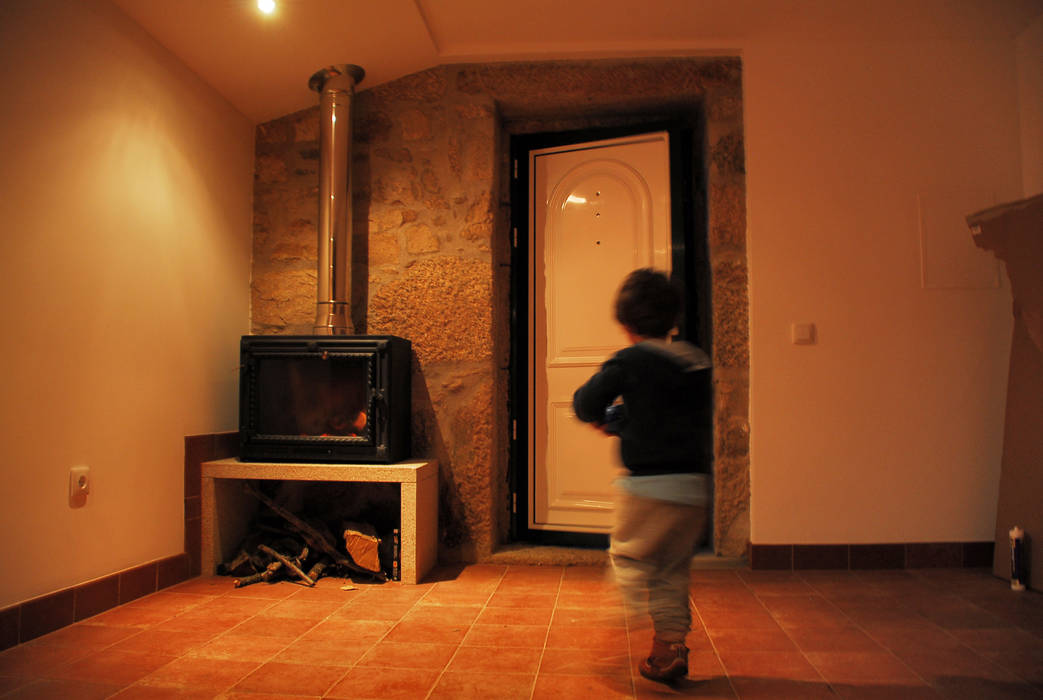 The Stone House, JOÃO SANTIAGO - SERVIÇOS DE ARQUITECTURA JOÃO SANTIAGO - SERVIÇOS DE ARQUITECTURA Rustic style living room Stone