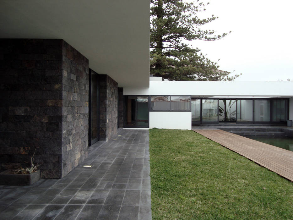 Casa LRS, Pedro Mosca & Pedro Gonçalves, Arquitectos, Lda Pedro Mosca & Pedro Gonçalves, Arquitectos, Lda Casas modernas