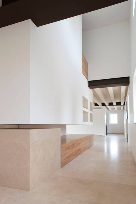 Renovation of a Farmhouse, EXiT architetti associati EXiT architetti associati Minimalist corridor, hallway & stairs