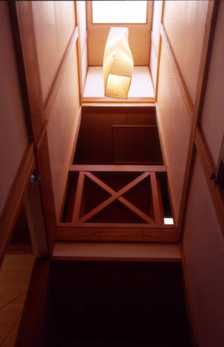 階段吹抜。 酒井光憲・環境建築設計工房 オリジナルスタイルの 玄関&廊下&階段 木 木目調