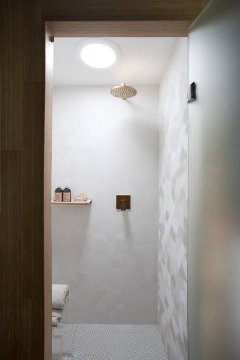 Banheiro com sistema de iluminação natural Patricia Martinez Arquitetura Banheiros escandinavos