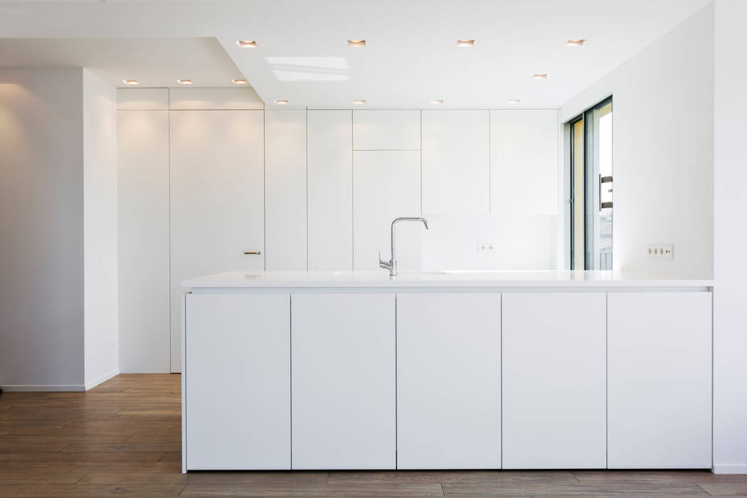 Antes y Después: Diseñaron un Apartamento Minimalista con Acabados en Microcemento , ISLABAU constructora ISLABAU constructora Кухня в стиле минимализм