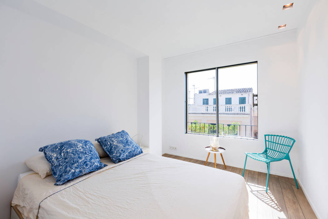 Antes y Después: Diseñaron un Apartamento Minimalista con Acabados en Microcemento , ISLABAU constructora ISLABAU constructora Camera da letto minimalista