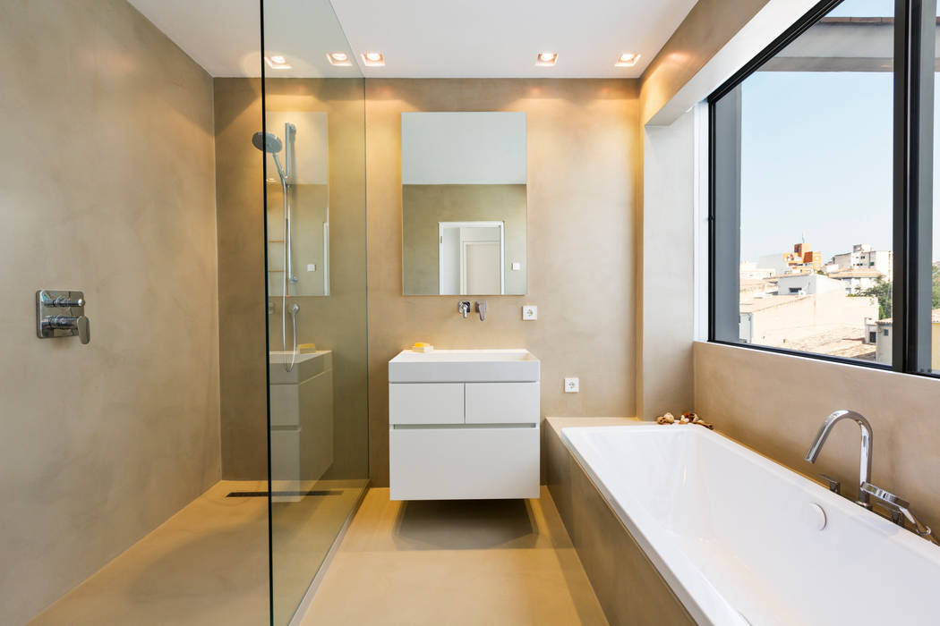 Antes y Después: Diseñaron un Apartamento Minimalista con Acabados en Microcemento , ISLABAU constructora ISLABAU constructora Modern bathroom