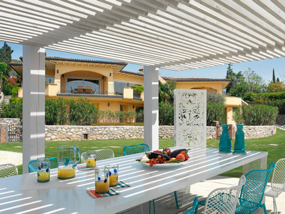 pergola FRANGISOLE homify Balcone, Veranda & Terrazza in stile mediterraneo Legno Effetto legno Accessori & Decorazioni