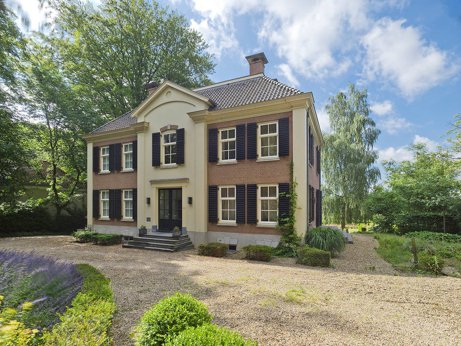 Landhuis te Oosterbeek - Voorgevel Friso Woudstra Architecten BNA B.V. Klassieke huizen Plant,Wolk,Lucht,Gebouw,Venster,Boom,huis,land veel,Armatuur,Deur