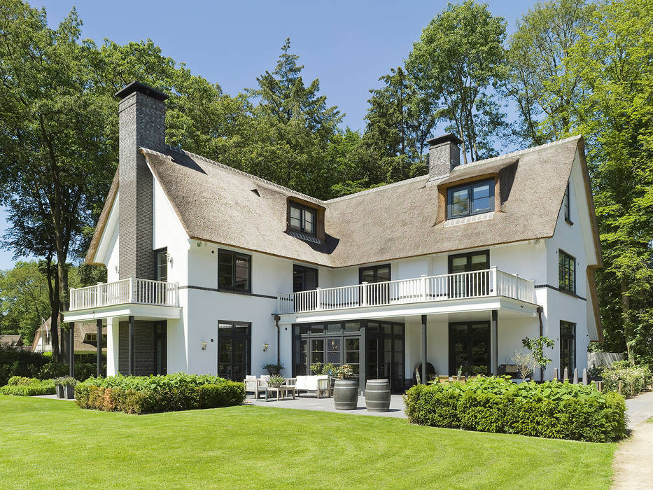 Villa te Diepenveen - Achtergevel Friso Woudstra Architecten BNA B.V. Moderne balkons, veranda's en terrassen Plant,Het opbouwen van,Raam,Lucht,Groente,Boom,Huis,Armatuur,Gras,land veel