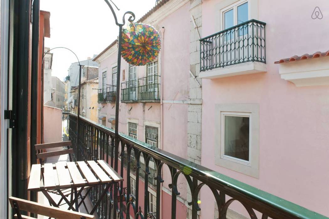 Apartamento Bairro Alto, Monstros Monstros Modern style balcony, porch & terrace