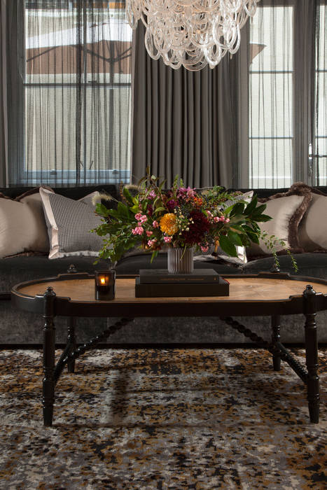 Living Room Roselind Wilson Design غرفة المعيشة living room,sofa,cushions,flowers,vase,sheer curtains,carpet