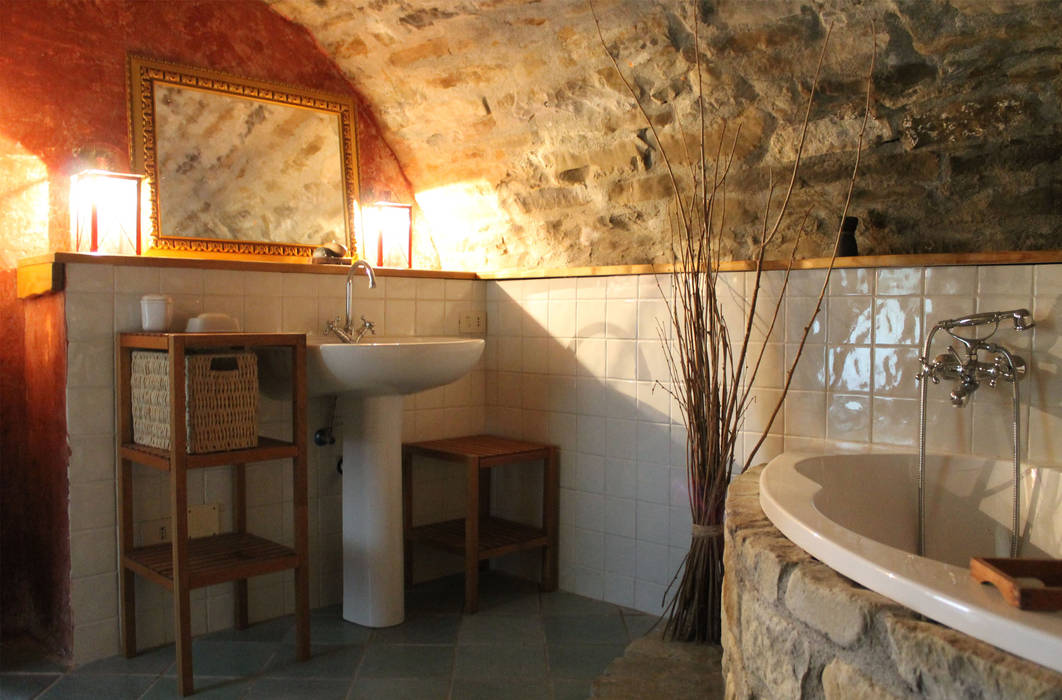 Rustikale badezimmer von naro architettura restauro 'dein landhaus im