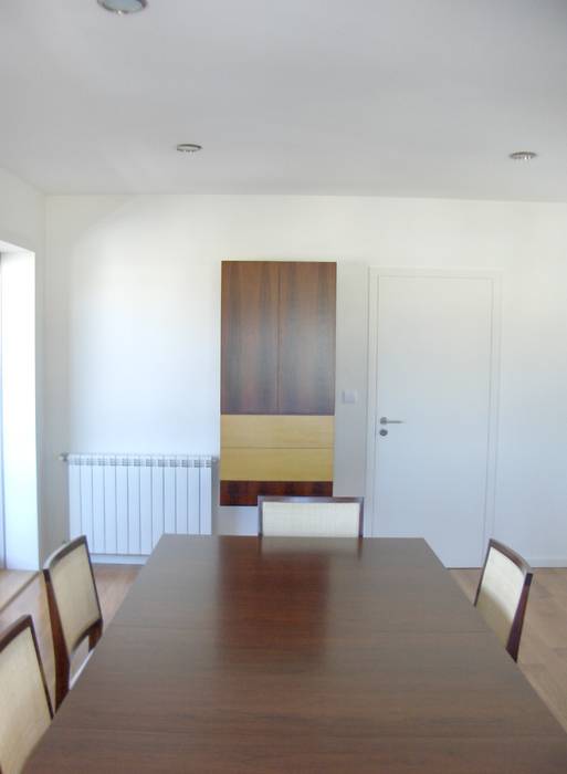 Arquitetura de interiores e decoração em apartamento em Barcelos., Renato Fernandes - arquitetura Renato Fernandes - arquitetura Modern dining room Wood Wood effect Dressers & sideboards