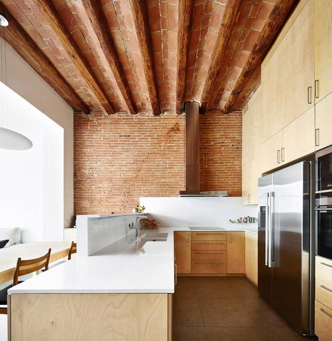 Una Casa Construida en el siglo pasado fabulosamente Transformada, Vallribera Arquitectes Vallribera Arquitectes Minimalistische keukens