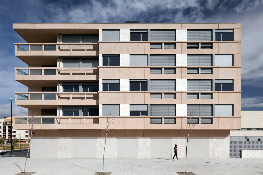 Edificio de Viviendas en Guindalera Ignacio Quemada Arquitectos Balcones y terrazas modernos: Ideas, imágenes y decoración