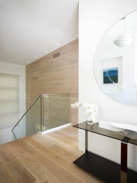 Avalon House, Greg Natale Design Greg Natale Design Modern corridor, hallway & stairs