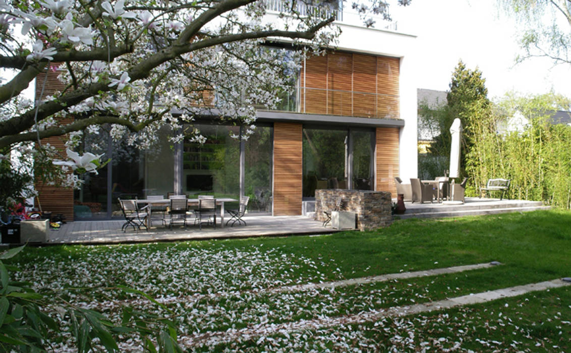 Hausgarten in Köln, Riesop Landschaftsarchitektur GmbH Riesop Landschaftsarchitektur GmbH Moderner Garten Anlage,Gebäude,Baum,Natur,Blatt,Botanik,Beleuchtung,Vegetation,Gras,Blume