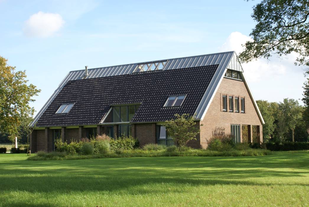 woning Zeegse architektengroep roderveld Landelijke huizen Gebouw,Wolk,Lucht,Plant,Raam,Hout,Natuurlijk landschap,Boom,huis,land veel