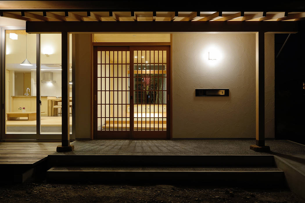 牛川町の家2014, 株式会社kotori 株式会社kotori 現代風玄關、走廊與階梯