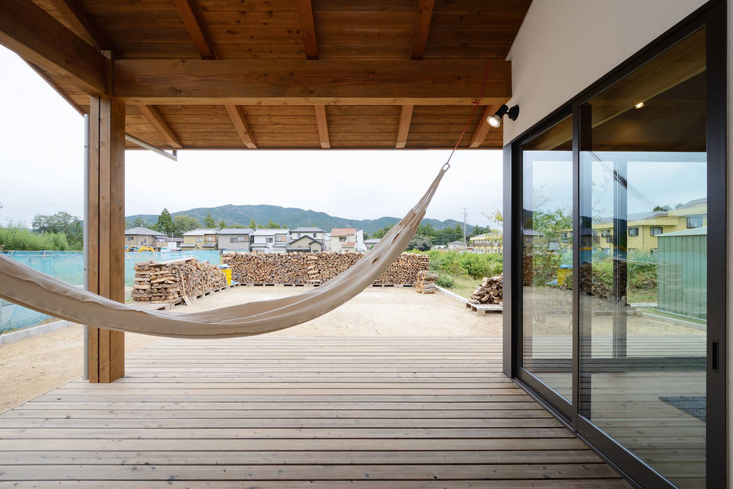 平井の家, 株式会社kotori 株式会社kotori Scandinavian style balcony, veranda & terrace Wood Wood effect