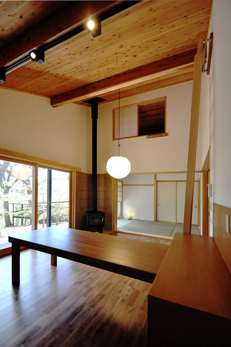 リビングから和室、ロフトを望む モリモトアトリエ / morimoto atelier モダンデザインの リビング 無垢材 白色