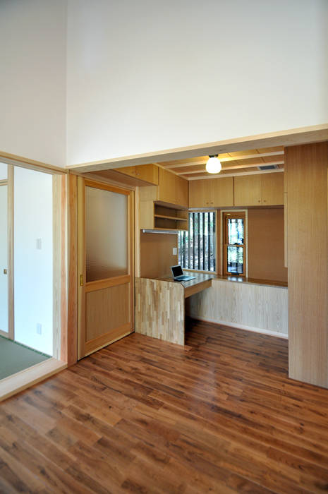 書斎コーナー モリモトアトリエ / morimoto atelier モダンデザインの 多目的室 木 ブラウン