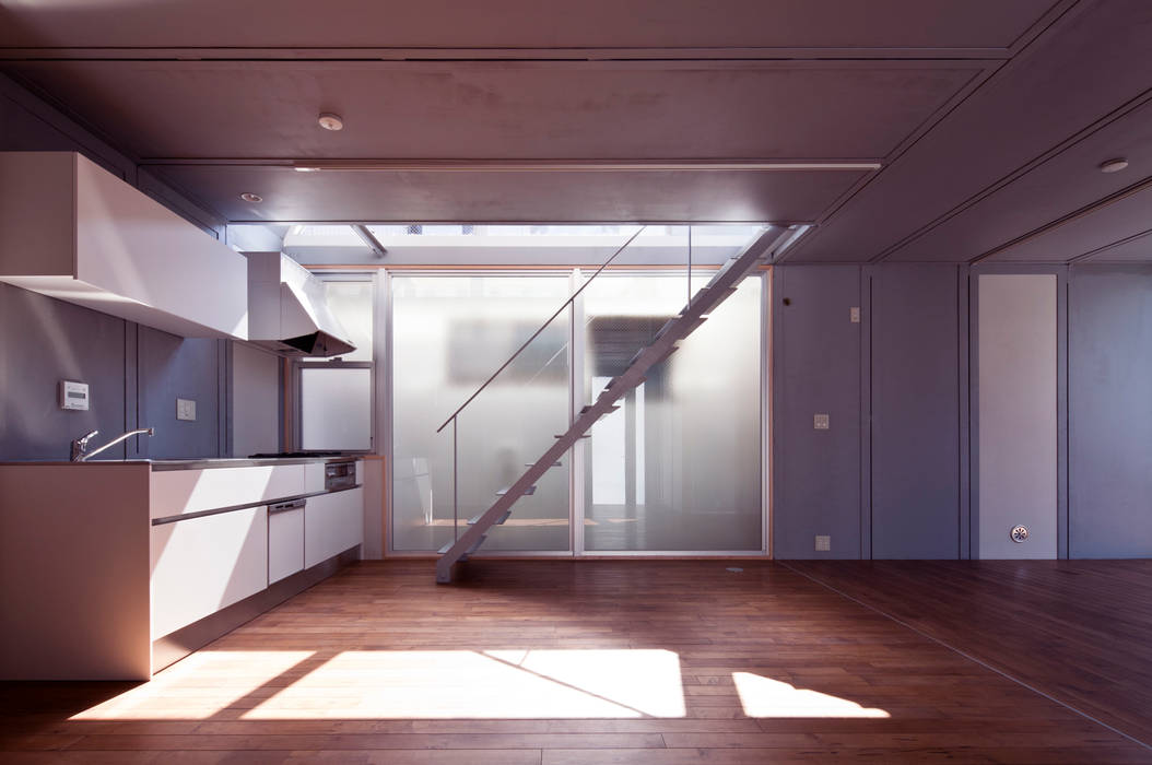 線と面の家：世田谷の狭小二世帯住宅 AIRアーキテクツ建築設計事務所 モダンな キッチン