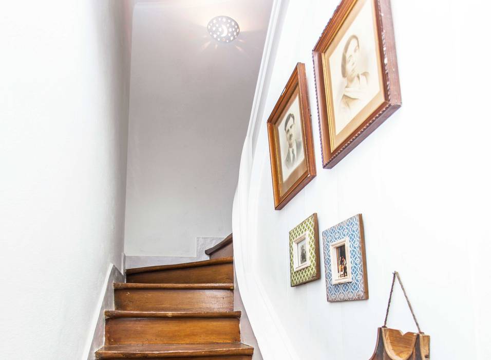 Casa Sul, um lugar onde se sente a alma portuguesa. , alma portuguesa alma portuguesa Rustic style corridor, hallway & stairs