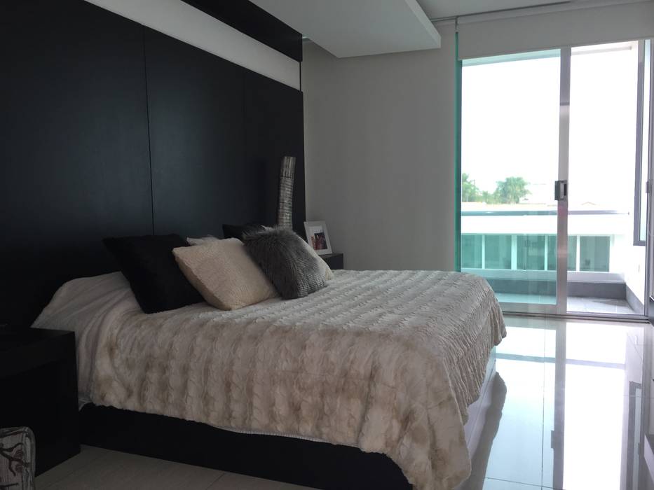 Vista excepcional ARKIZA ARQUITECTOS by Arq. Jacqueline Zago Hurtado Dormitorios minimalistas Madera Acabado en madera madera,cama,habitacion,minimalista,almohadas