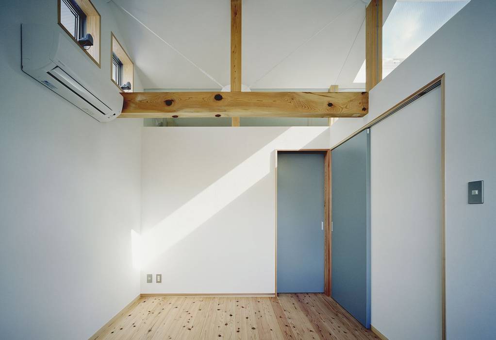DK House, 吉元一成アトリエ 吉元一成アトリエ Dormitorios de estilo moderno Madera Acabado en madera