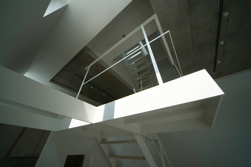 はたのいえ 山本想太郎設計アトリエ ミニマルスタイルの 玄関&廊下&階段 鉄/鋼
