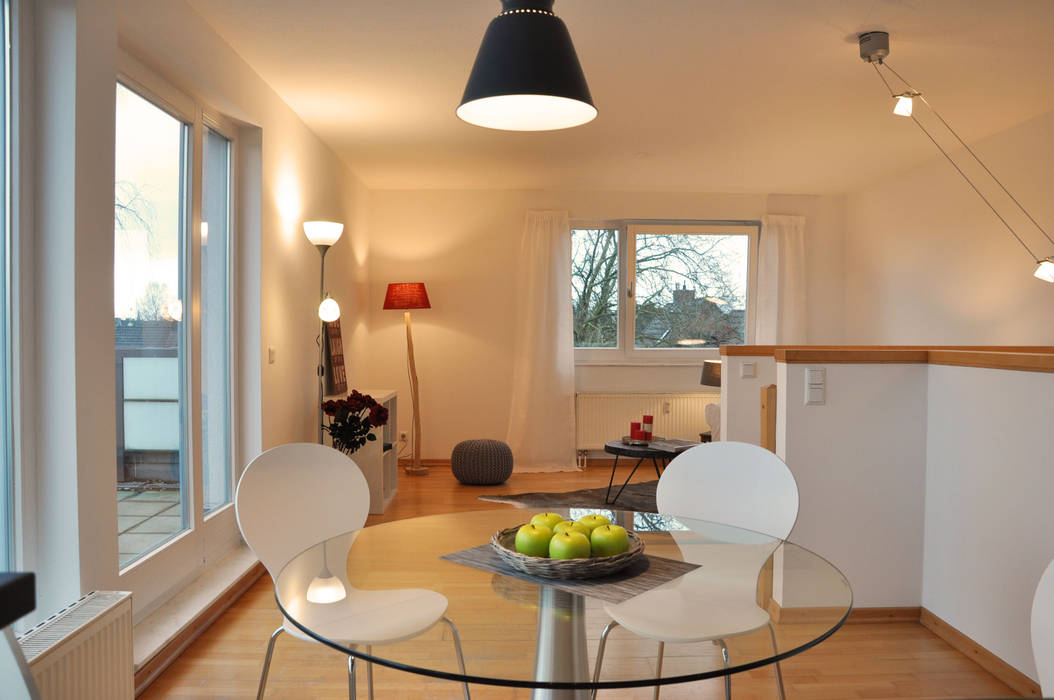 Esszimmer - Blick in den Wohnbereich Optimmo Home Staging Moderne Esszimmer