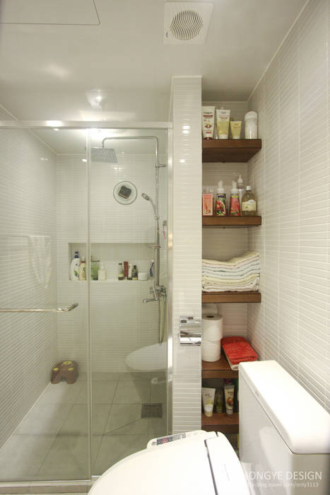 반짝이는 드레스룸과 대면형 주방인테리어_30py, 홍예디자인 홍예디자인 Modern bathroom