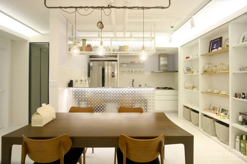 반짝이는 드레스룸과 대면형 주방인테리어_30py, 홍예디자인 홍예디자인 Кухня в стиле модерн