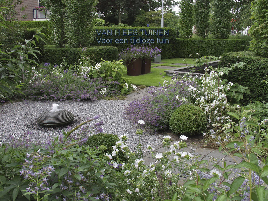 Sfeer in de Tuin , VAN HEES TUINEN VAN HEES TUINEN Landelijke tuinen Bloem,Plant,Plantengemeenschap,Natuurlijk landschap,vegetatie,Boom,Gras,Raam,Struik,Bodembedekker