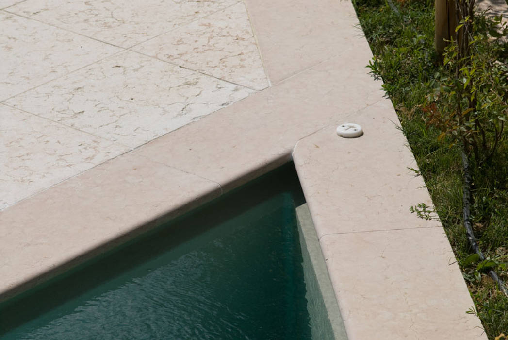 BORDO PISCINA REALIZZATO IN PIETRA ROSA DI PRUN Arte Pietra Piscina in stile rustico Pietra piscina,piscina in giardino,piscina all'aperto,piscina al coperto,bordo piscina,marmo,pietra