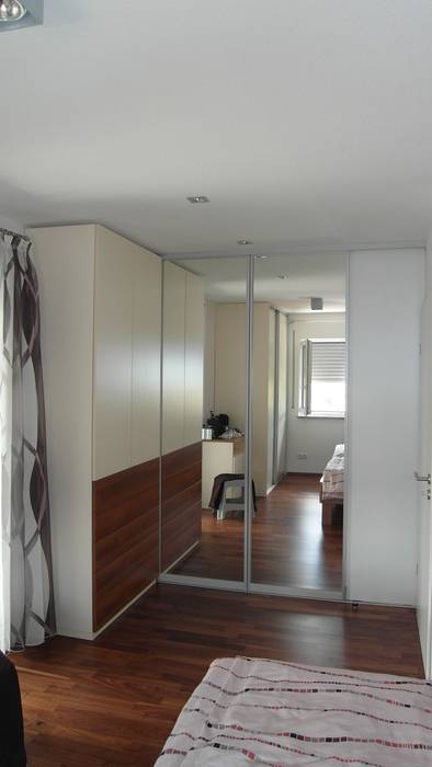 begehbarter Kleiderschrank geschlossen Müller Wohnart Moderne Ankleidezimmer Holzwerkstoff Weiß Aufbewahrungen