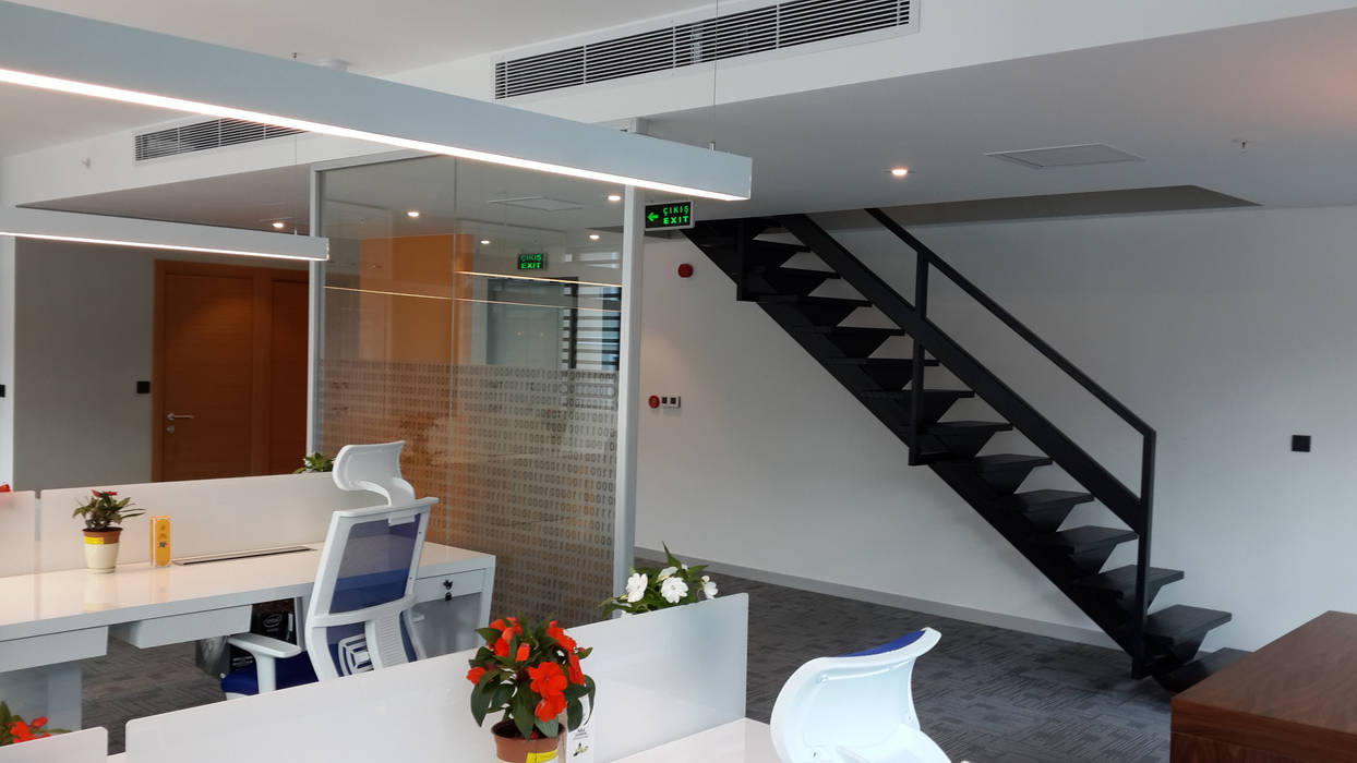 Özel tasarım çelik merdiven, Alt kattaki çalışma alanları ATOLYE 25 MİMARLIK Ticari alanlar Ofis Alanları & Mağazalar