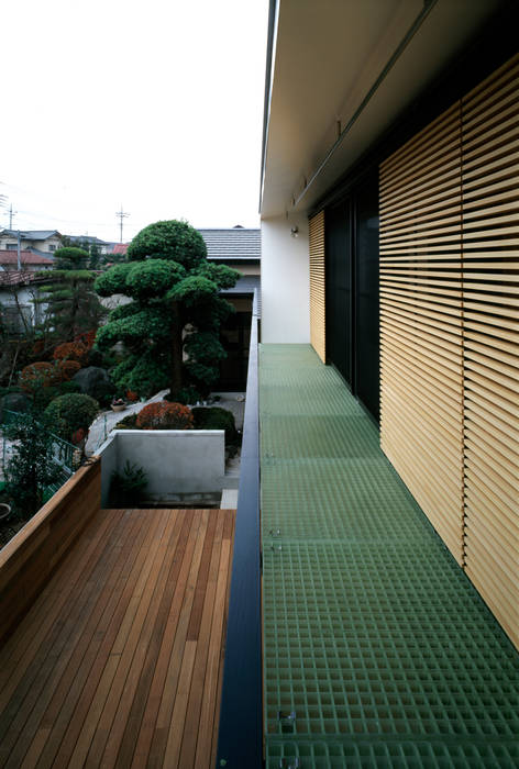 八幡町の家, 桐山和広建築設計事務所 桐山和広建築設計事務所 Balkon, Beranda & Teras Modern