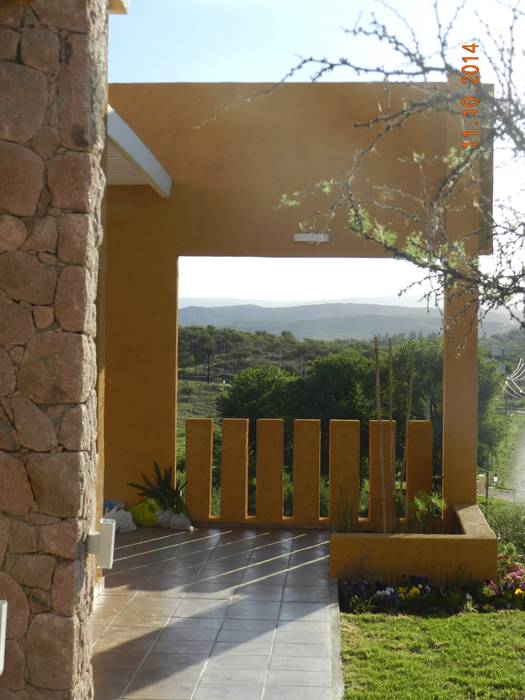 CASA DE CAMPO LOMAS DEL REY, ART quitectura + diseño de Interiores. ARQ SCHIAVI VALERIA ART quitectura + diseño de Interiores. ARQ SCHIAVI VALERIA Modern balcony, veranda & terrace