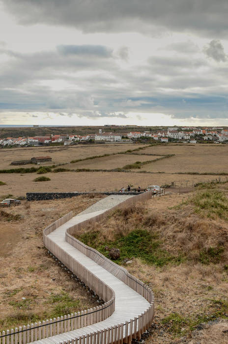 Requalificação Paisagística da Pedreira do Campo, Monteiro, Resendes & Sousa Arquitectos lda. Monteiro, Resendes & Sousa Arquitectos lda. Country style garden