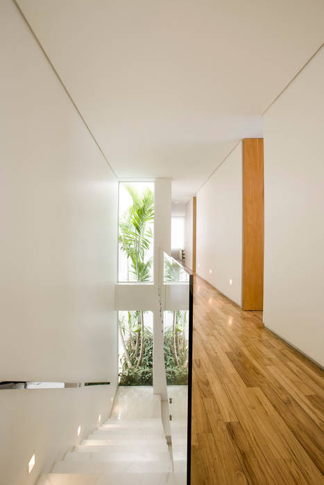 Casa Belvedere, Márcia Carvalhaes Arquitetura LTDA. Márcia Carvalhaes Arquitetura LTDA. Modern Corridor, Hallway and Staircase