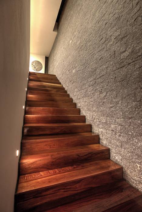 Escalera ze|arquitectura Pasillos, vestíbulos y escaleras de estilo moderno