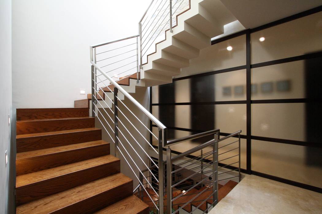 Escalera ODICSA Pasillos, vestíbulos y escaleras de estilo moderno Madera Acabado en madera