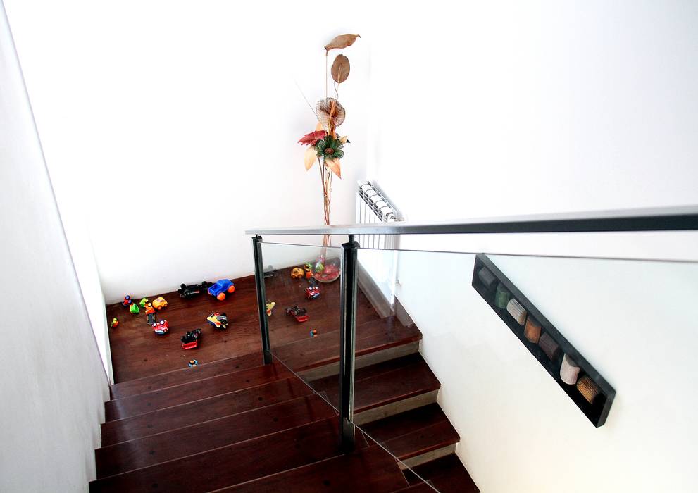 Vivienda Unifamiliar , AGUIRRE+VAZQUEZ AGUIRRE+VAZQUEZ Modern corridor, hallway & stairs
