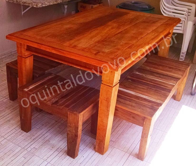 Mesa com 4 bancos ripadinhos O Quintal do Vovô Cozinhas rústicas Madeira maciça Multi colorido Mesas e cadeiras