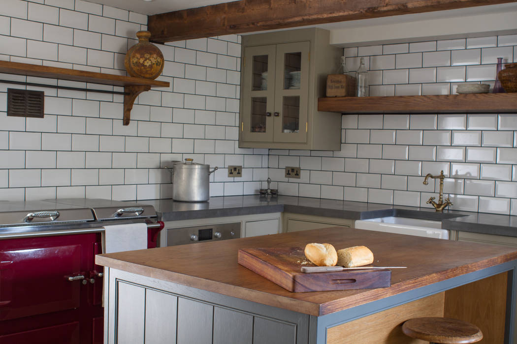 18th Century Manor House with Modern Kitchen homify Cocinas de estilo clásico Madera Acabado en madera kitchen island,oak worktop,tongue & groove,metro tiles,glazed cabinets,floating shelf,concrete worktop,everhot range,paper & paints,pure grey,egyptian grey