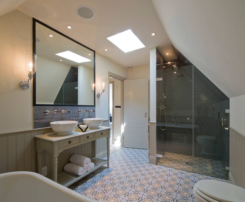 homify Eclectic style bathroom Bathtubs & showers