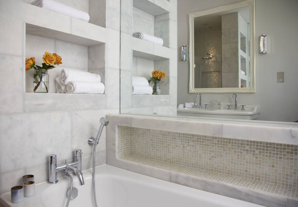 homify Modern style bathrooms Bathtubs & showers